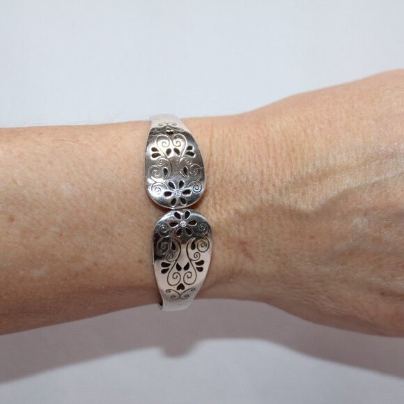 Retired Brighton Silver Color Flora Design Hinged Bangle Bracelet - Picture 1 of 7